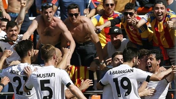 El Valencia respira con un gol de Negredo en la prolongación