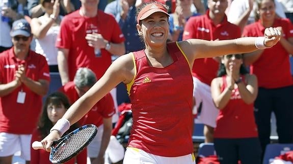 Muguruza y Suárez pilotan hacia el Grupo Mundial