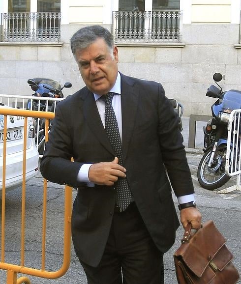 La juez imputa a los exconsejeros Viera y Fernández por ayudas de 34 millones