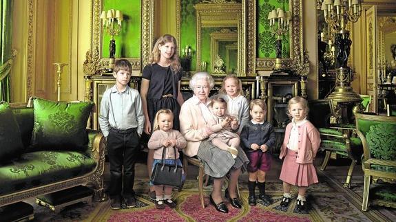 Isabel II se rodea de los pequeños de la casa Windsor en su 90 cumpleaños