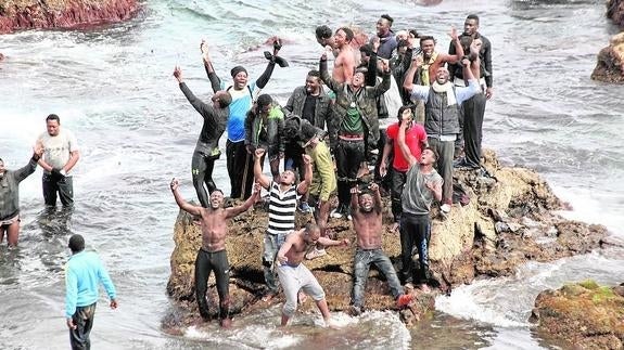 Un centenar de inmigrantes aprovecha la marea baja para entrar en Ceuta