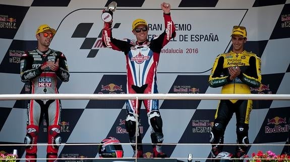 Victoria de Lowes y valioso podio de Rins