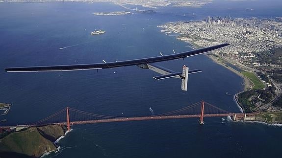 El Solar Impulse 2 aterriza en California tras cruzar el Pacífico