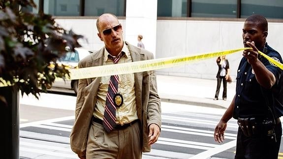 Woody Harrelson viste de nuevo el traje de detective decadente y alcohólico