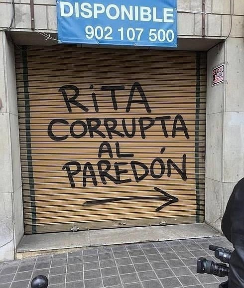 Pintadas contra Rita Barberá en la puerta de su casa