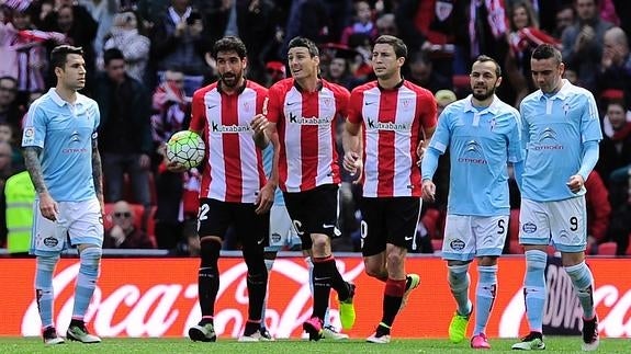 El Athletic remonta a un rival en inferioridad y ocupa la quinta plaza