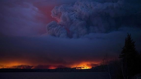 Canadá inicia la evacuación de 25.000 trabajadores de Alberta