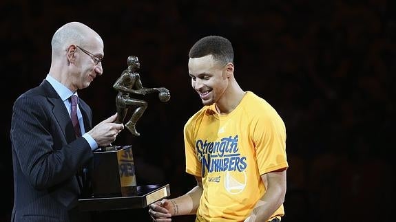 Curry recibe el premio MVP y pone a los Warriors en la Final del Oeste