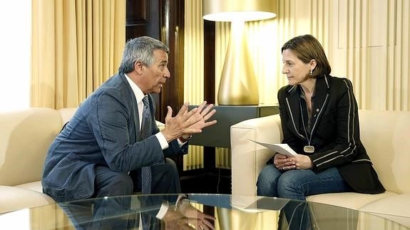 Forcadell se reúne con las víctimas del terrorismo cinco días después de recibir a Otegi