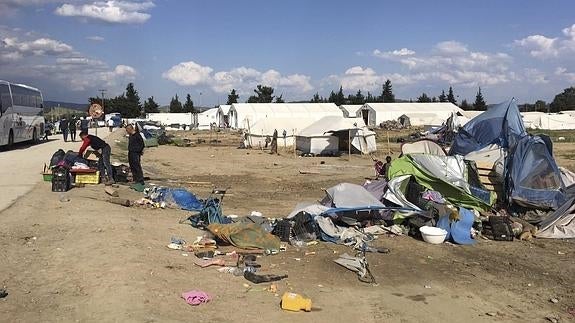 Continúa el desalojo del campamento improvisado de Idomeni