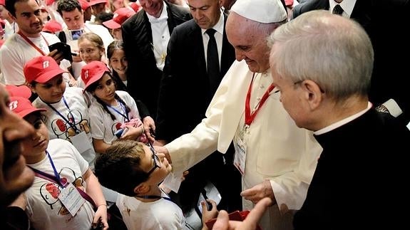 El Papa se reúne con huérfanos de padres inmigrantes ahogados en el Mediterráneo