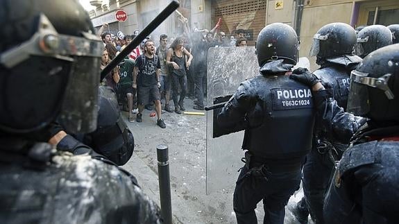 Colau llama a «retomar la convivencia» en el barrio de Gràcia tras los disturbios