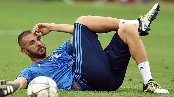 Benzema acusa a Deschamps de «plegarse a una parte racista de Francia»