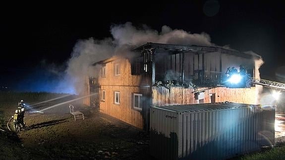 Un incendio provocado destruye un centro para refugiados en Austria