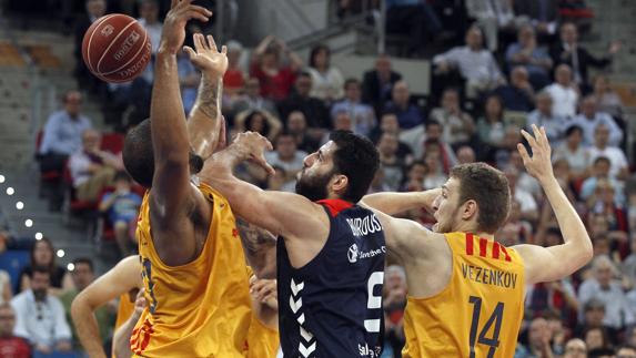 Un imperial Bourousis fuerza el cuarto partido