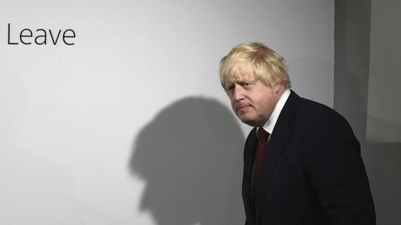 Boris Johnson mira de reojo a Downing Street