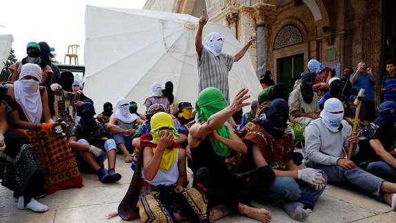 Decenas de palestinos se atrincheran en la mezquita de Al Aqsa