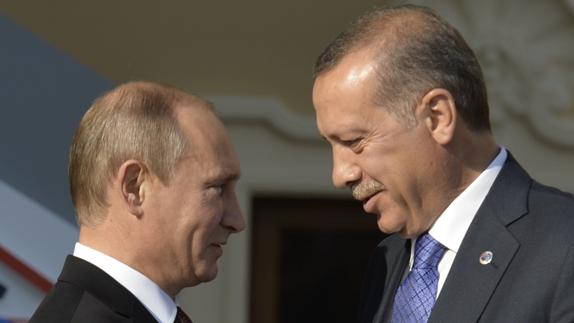 Putin y Erdogan acuerdan un encuentro cara a cara para rebajar la tensión