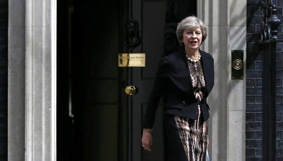 Theresa May lidera una carrera por suceder a Cameron que se reduce a tres candidatos