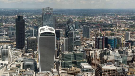 Ascienden a seis las firmas financieras británicas que han suspendido su actividad