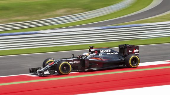 Alonso: «Somos sextos, sin Rosberg, y motores Mercedes estarán más adelante»