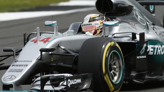 Hamilton sale a hombros de Silverstone