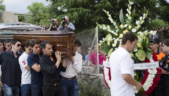 El féretro de Víctor Barrio es portado a hombros por su cuadrilla entre gritos de ¡torero!