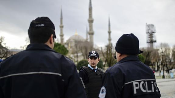 Turquía encarcela a otros siete sospechosos de haber participado en el atentado de Estambul
