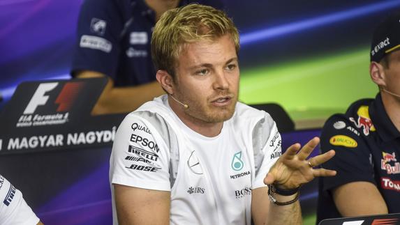 Un dolor de cabeza menos en Mercedes: Rosberg, renovado