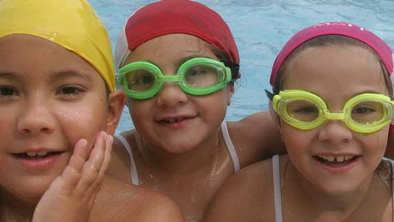 Los baños en playas y piscinas incrementan el riesgo de otitis en verano
