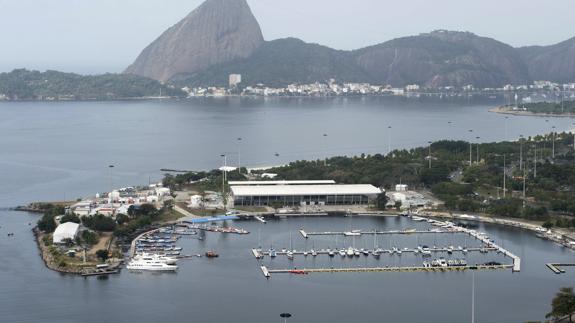 La marea daña la contaminada sede de la vela en Guanabara