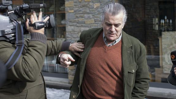 Bárcenas aparca en una plaza de discapacitados para firmar en el juzgado