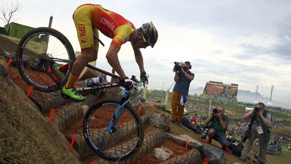 Carlos Coloma celebra a lo grande la medalla más inesperada