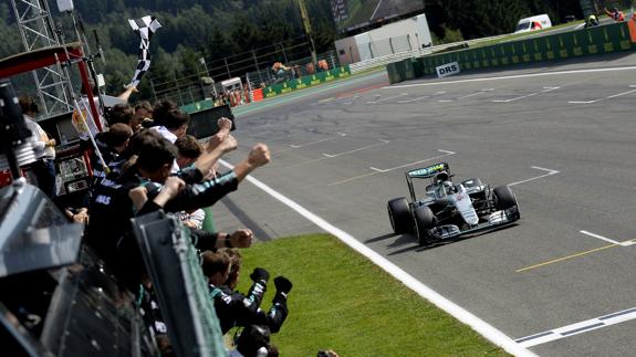 Un Hamilton en modo maestro minimiza la victoria de Rosberg