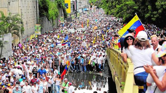 La oposición venezolana desafía a Maduro en las calles de Caracas