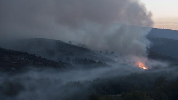 Orense, en vilo por fuegos que cercan casas y arrasan casi 4.000 hectáreas