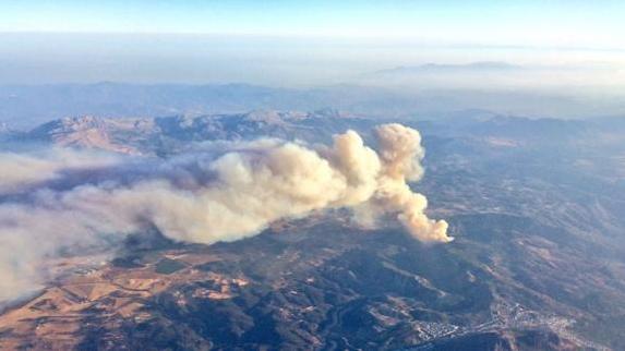 El incendio de Málaga sigue activo y se retoman los trabajos con medios aéreos