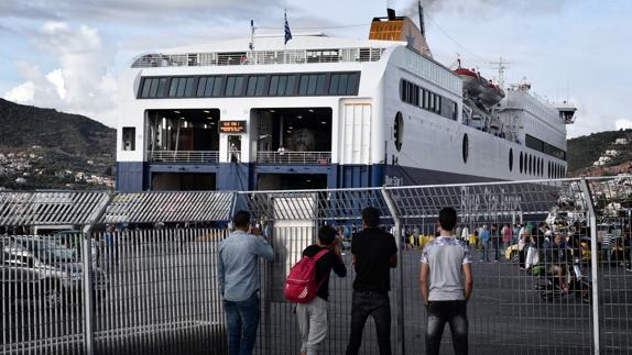 Grecia envía un barco a Lesbos para alojar a 1.000 refugiados del campo incendiado