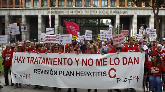 Los afectados por la hepatitis C piden una reunión con Sanidad para revisar el plan estratégico