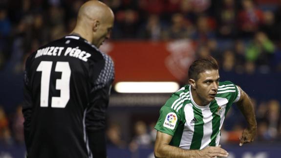 El chileno Felipe Gutiérrez da el triunfo al Betis en el último minuto