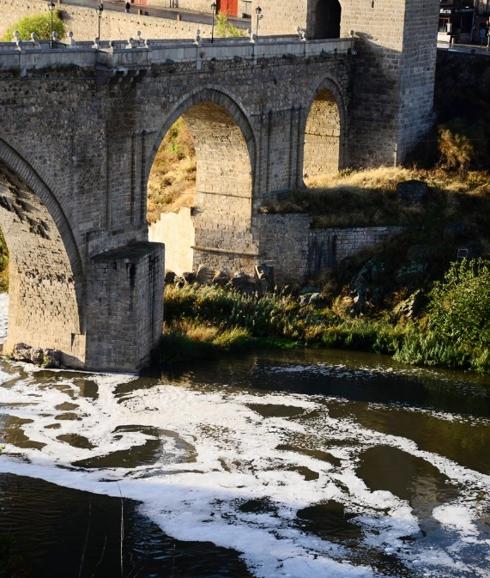 Nuevos vertidos cubren de espumas al río Tajo