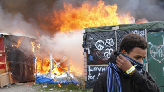 Francia da por evacuado el campamento de inmigrantes de Calais