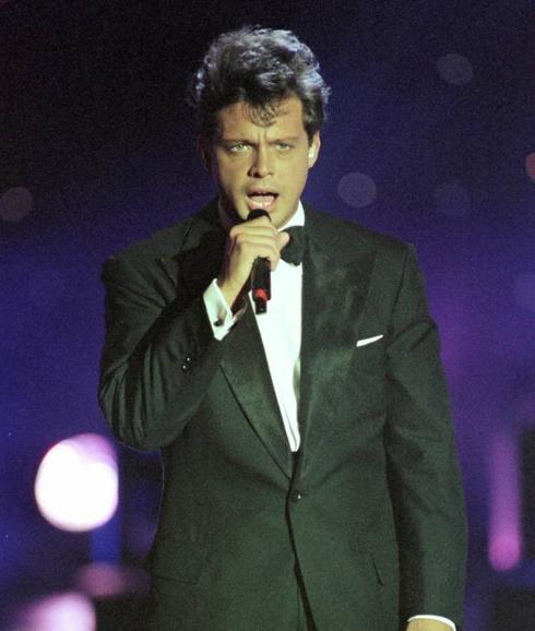 Luis Miguel: 'Por debajo de la mesa'