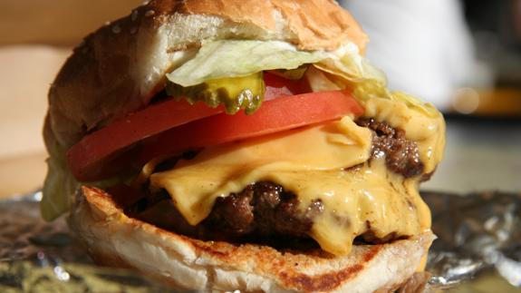Five Guys, la hamburguesería preferida de Obama, desembarca mañana en España