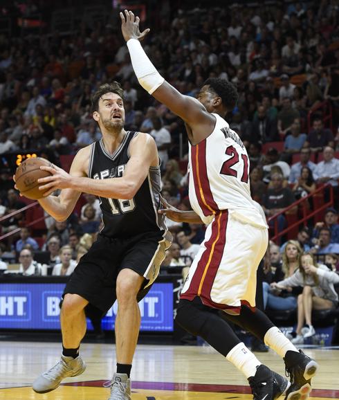 Leonard y Gasol mantienen invictos a los Spurs