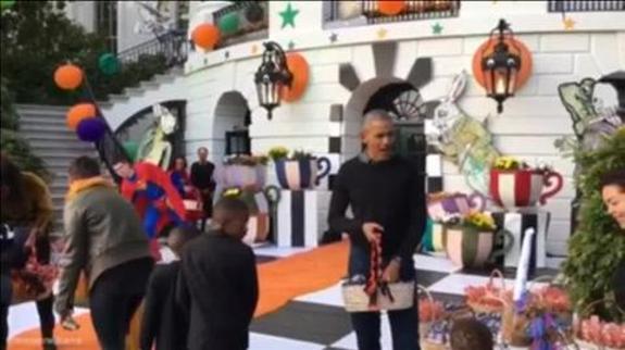 Obama se arranca a cantar 'Purple Rain' en Halloween