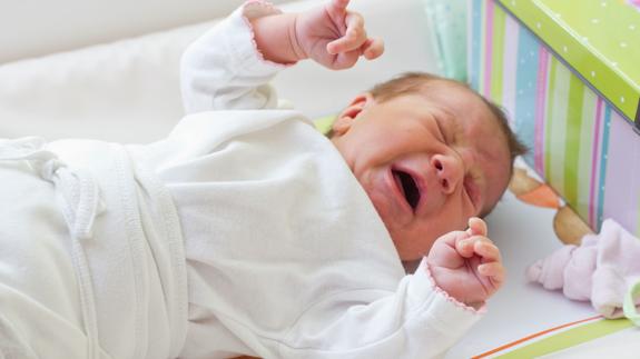 Crean un colchón para bebés que cambia de color si el niño tiene fiebre