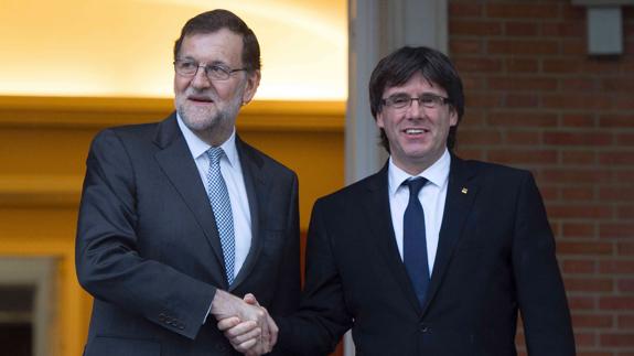 Puigdemont llama a Rajoy para felicitarle y ambos se emplazan a hablar más adelante