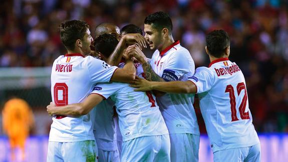 El Sevilla golea para convertirse en líder