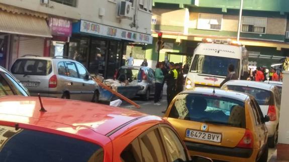 Muere un hombre al caer de un quinto piso en Málaga